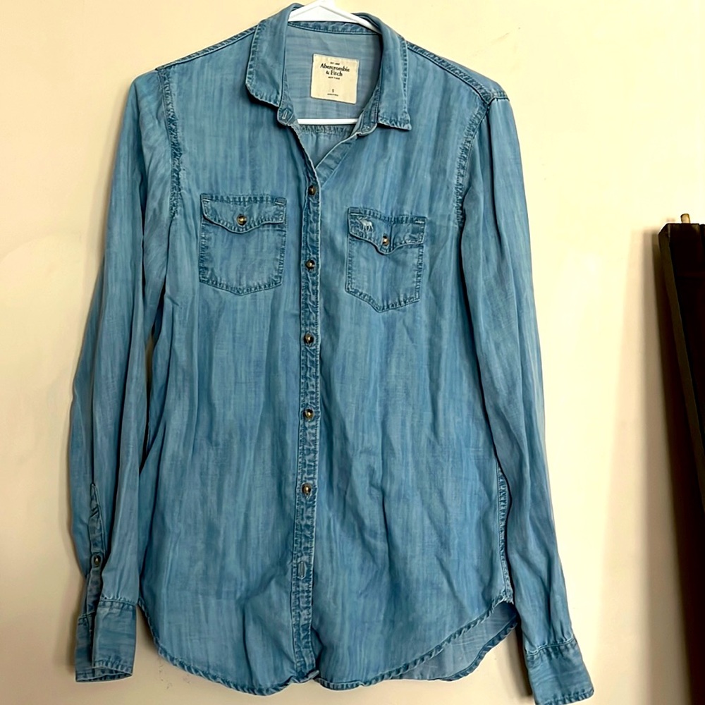 Abercrombie & Fitch size Small  chambray button down shirt
